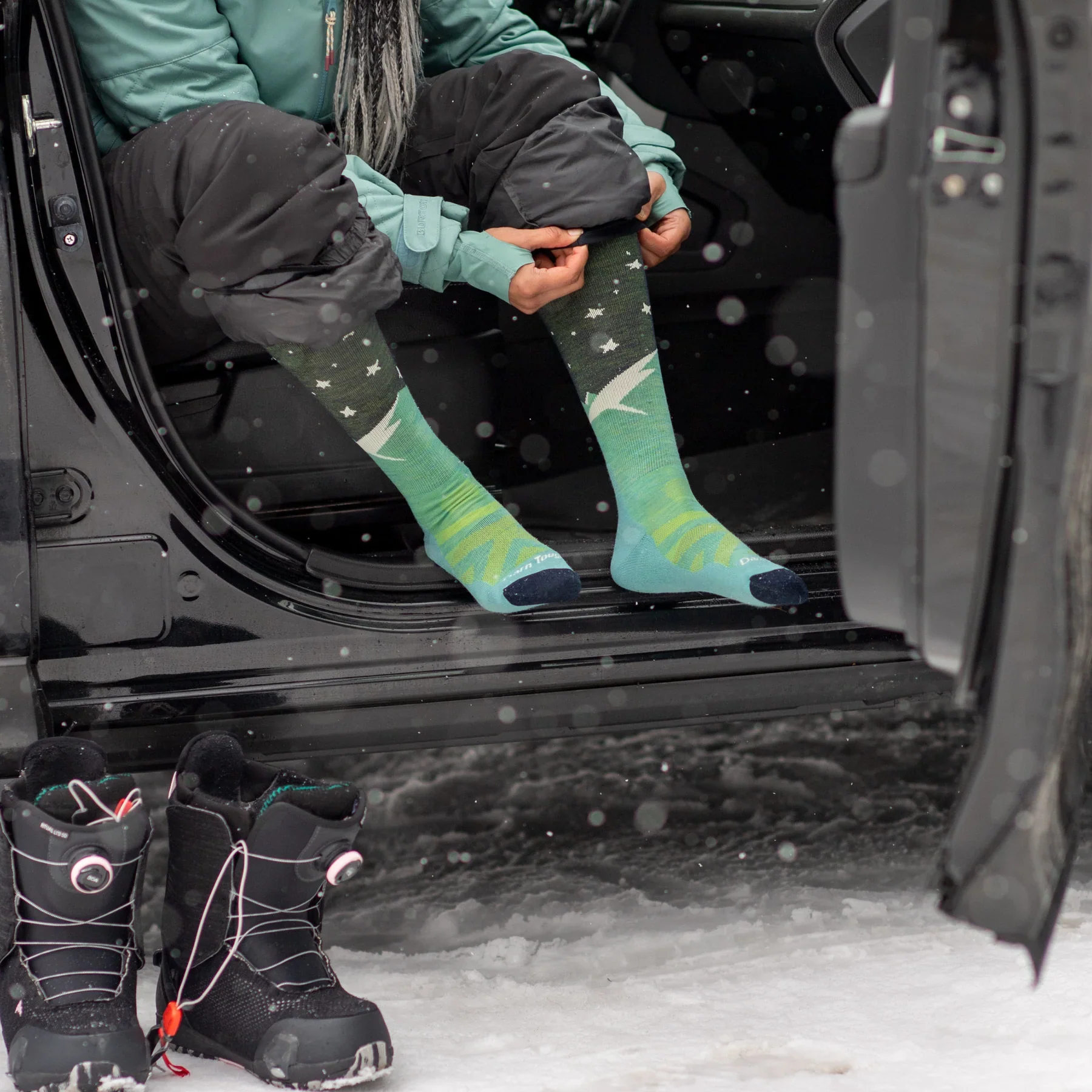 Darn Tough Women's Aurora Over-the-Calf Lightweight Ski Socks - Image 4
