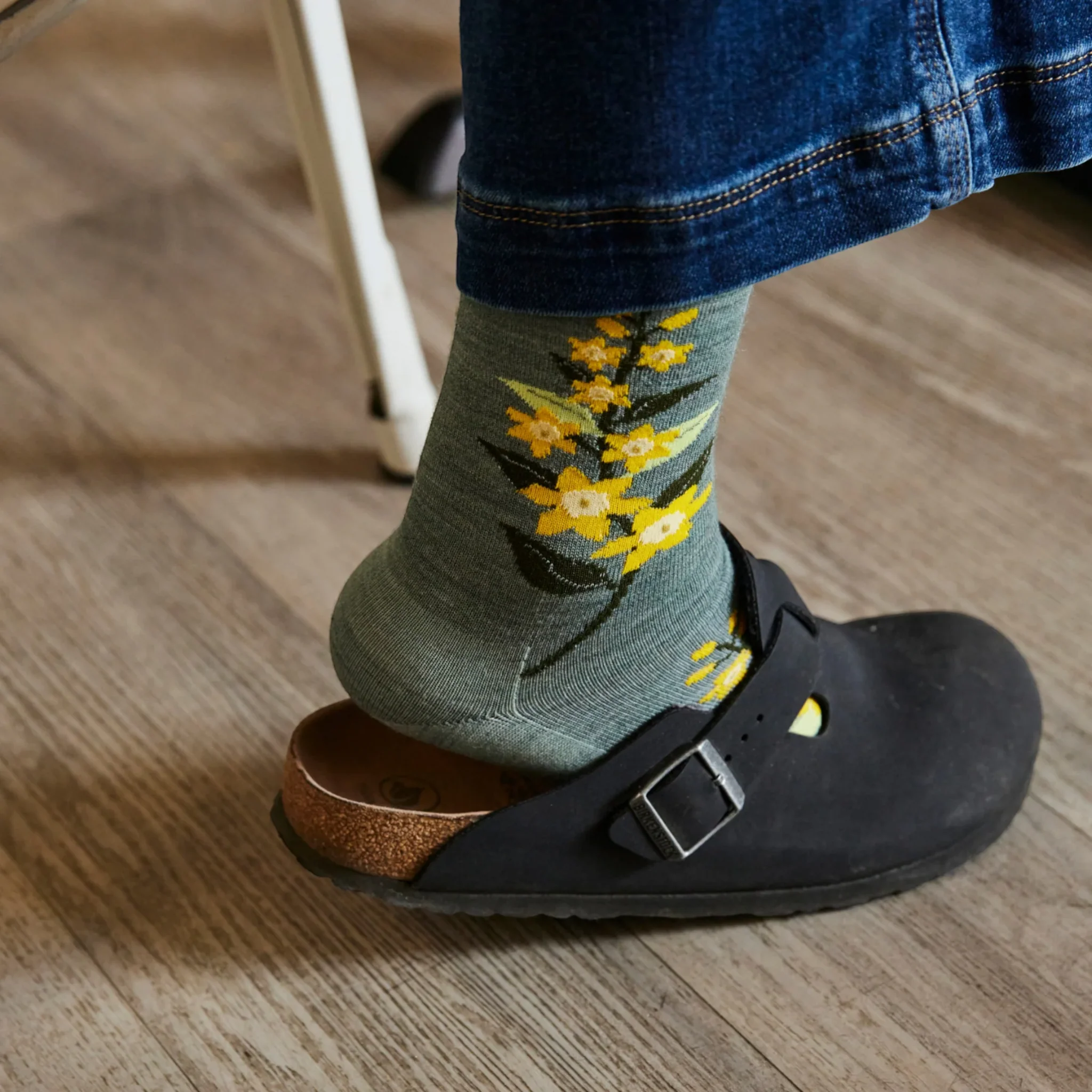 Darn Tough Women's Blossom Crew Lightweight Lifestyle Socks - Image 5