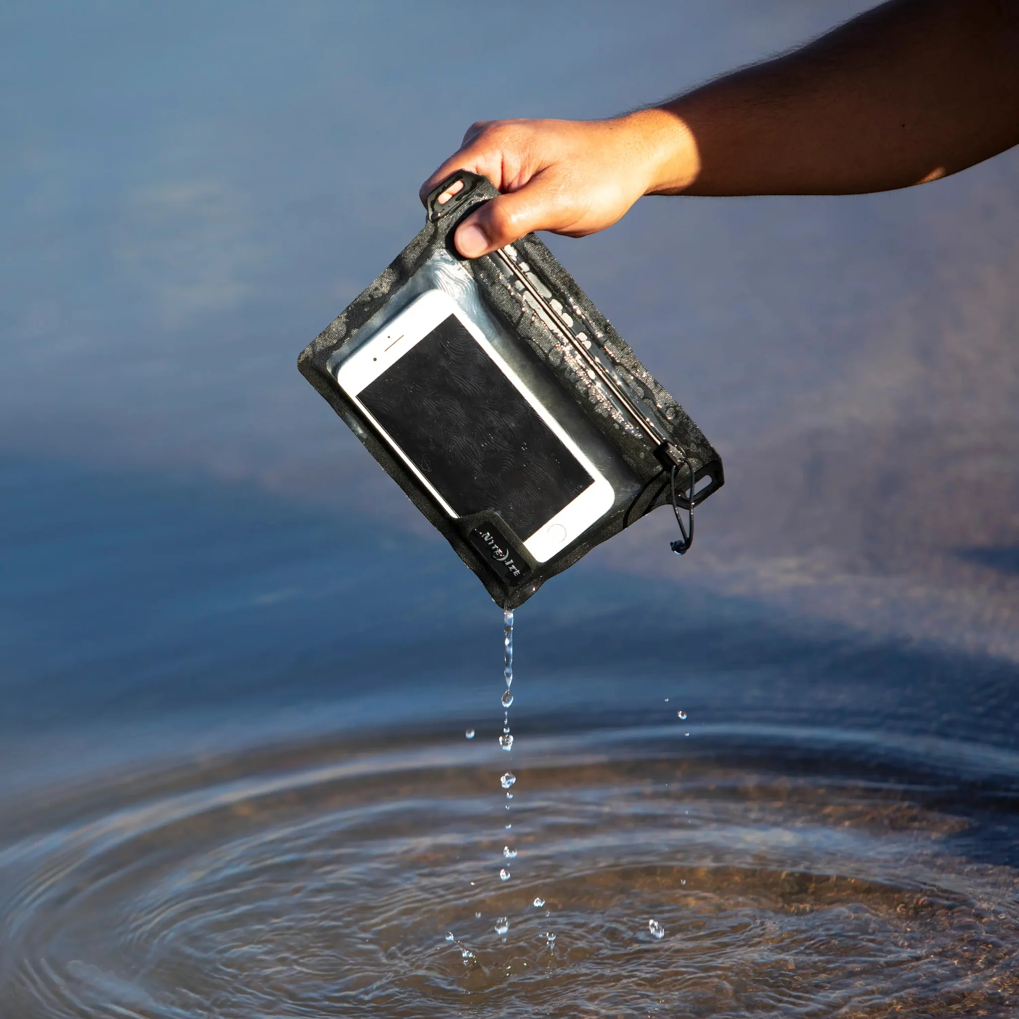 Nite Ize RunOff Waterproof Pocket - Image 14