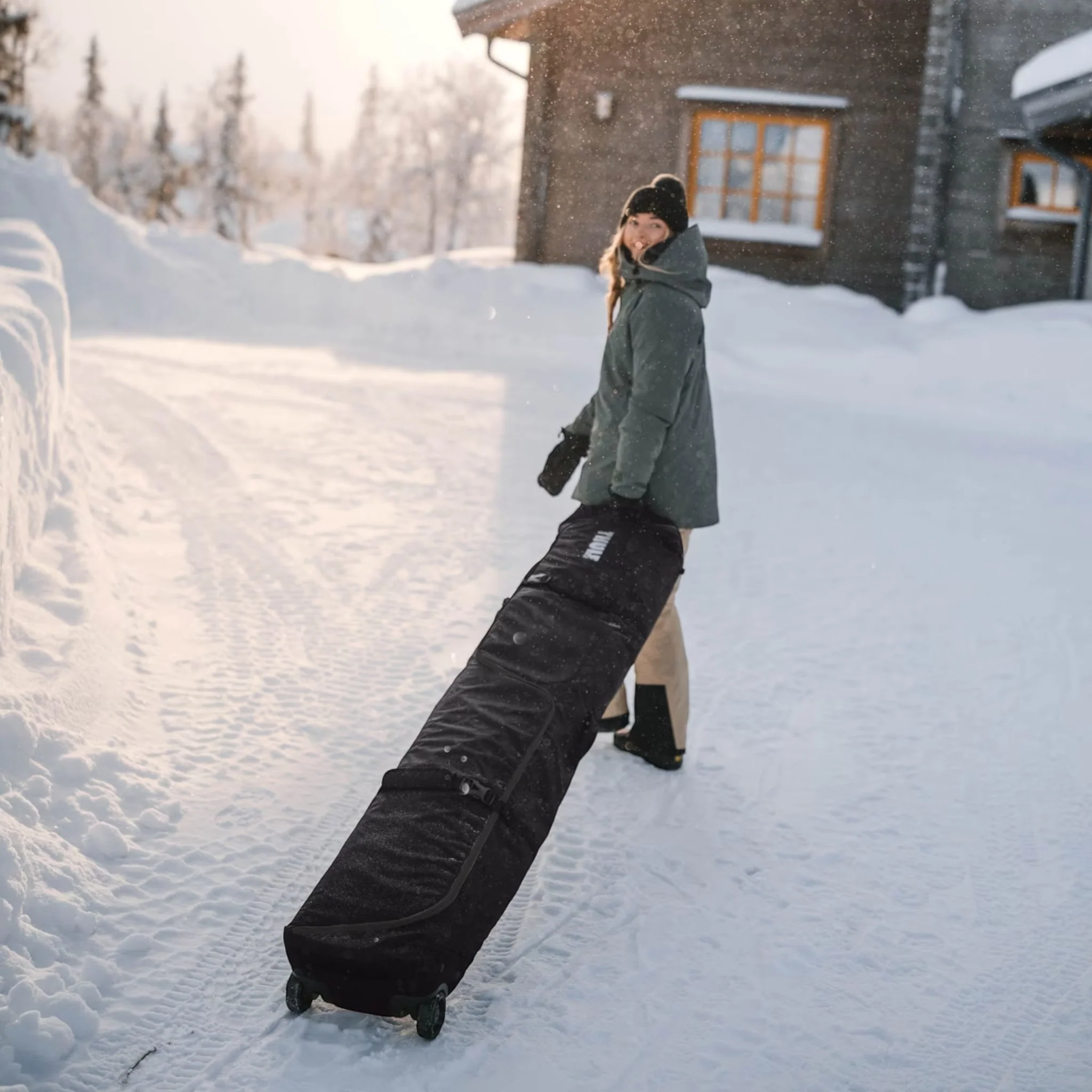 Thule RoundTrip Snowboard Roller Bag - Image 6
